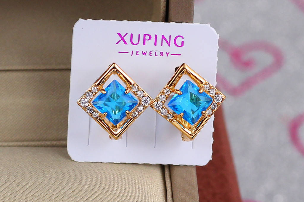 

Серьги Xuping Jewelry ромбик фианиты по бокам с голубым камешком 1.4 см золотистые