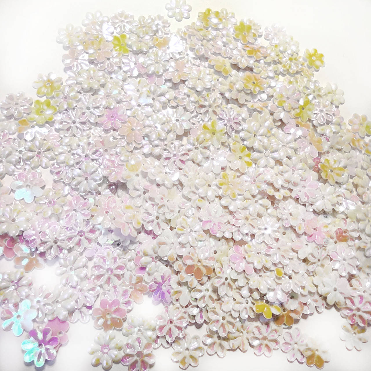 

Пайетки Цветы 1 см перламутровые. Цена за 10 грамм