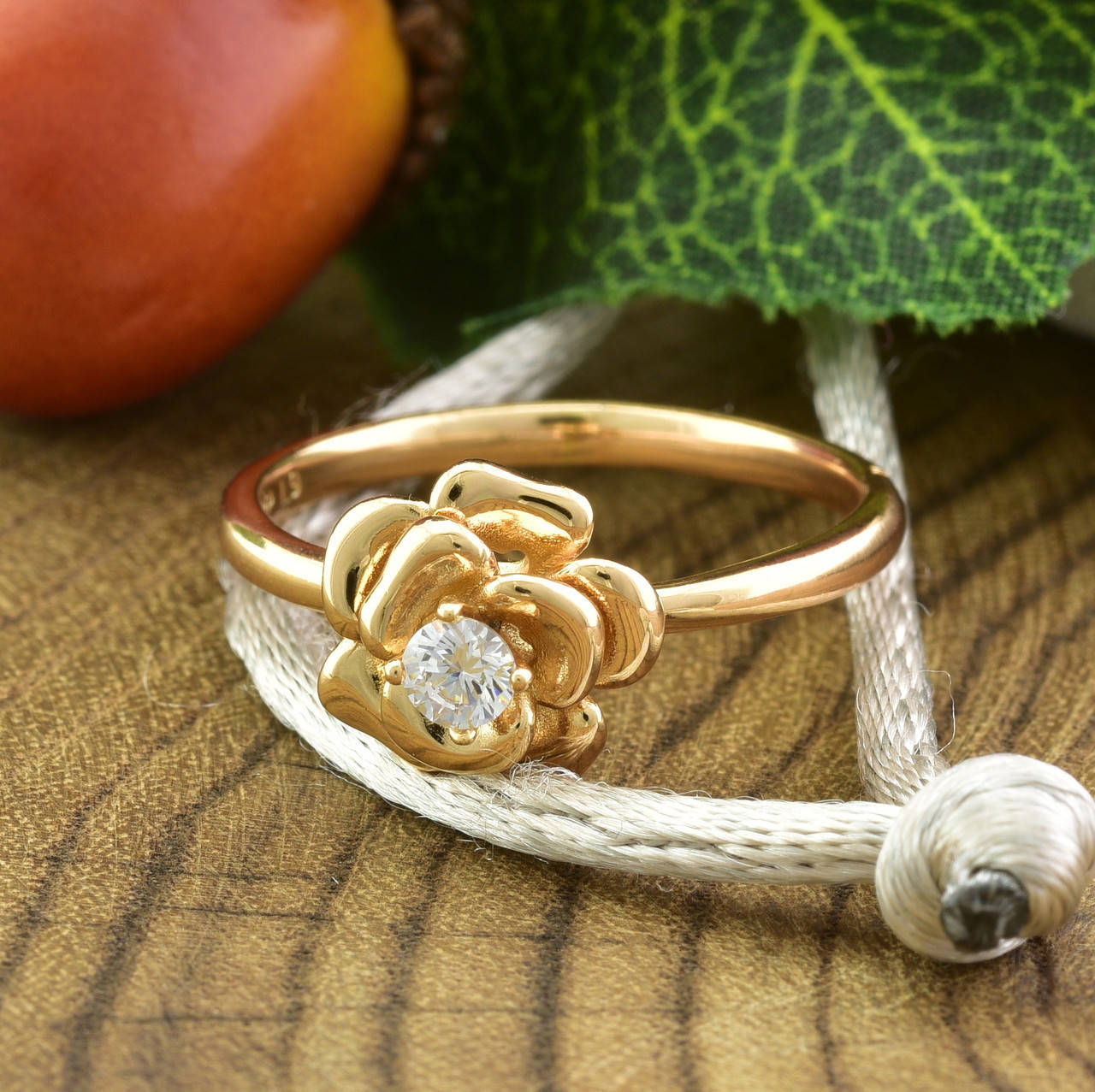 

Кольцо Xuping 14270 ширина 9 мм белые фианиты позолота 18К размер 19