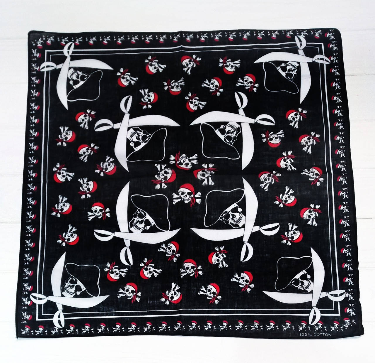 

Бандана хлопковая с черепами пиратская летний платок