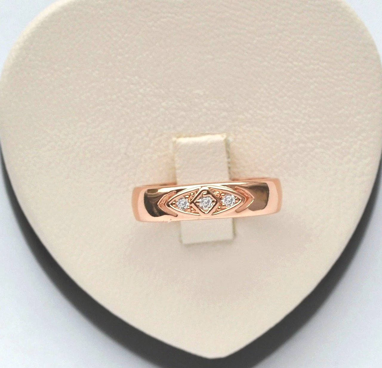 

Обручальное кольцо с тремя круглыми цирконами покрытие золотом 18к. размер 20.