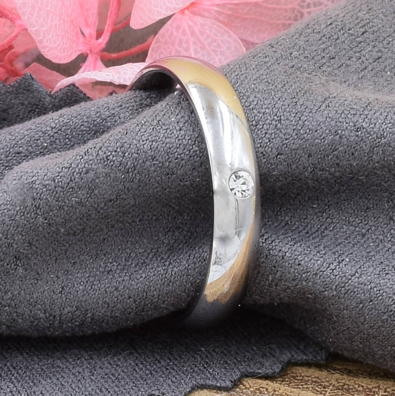 

Кольцо Xuping 29215 ширина 4 мм белые фианиты позолота Белое золото размер 20