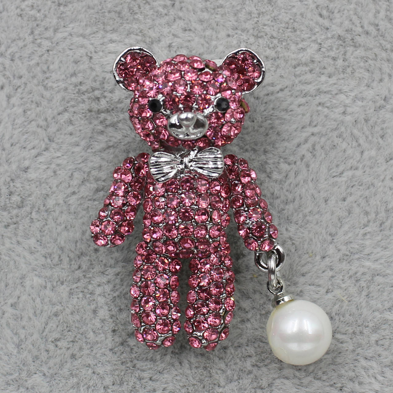 

Брошь металлическая себеристая Медвежонок в розовых стразах с жемчужинкой размер изделия 38х32 мм