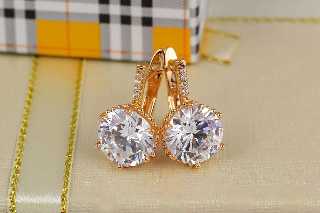 

Серьги Xuping Jewelry с белым большим камнем шестигранная оправа 2 см золотистые