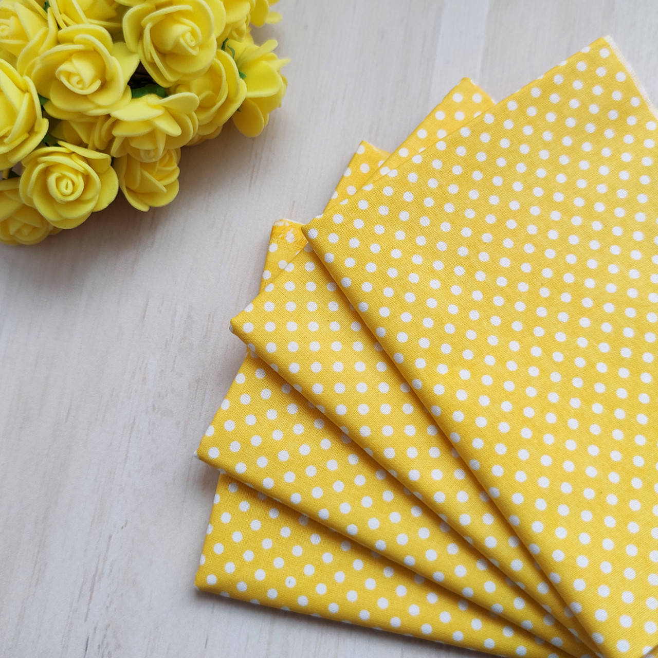 

Ткань хлопок для рукоделия "Белый горошек 4мм" на жёлтом фоне