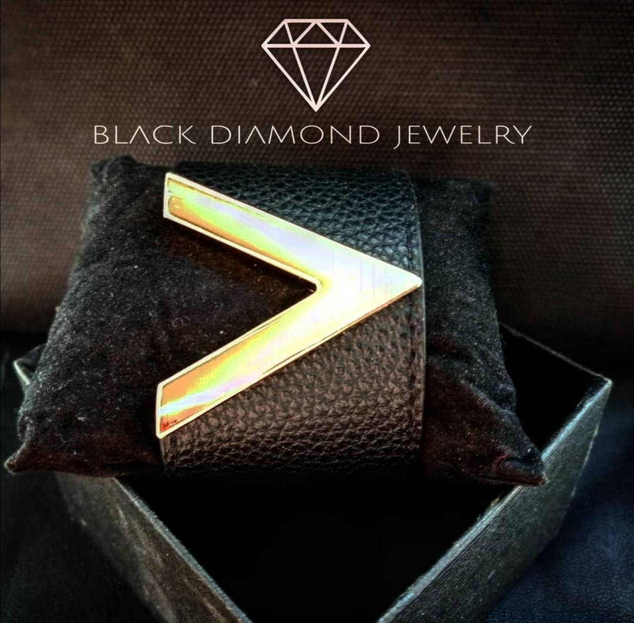 

Широкий кожаный браслет с оригинальным декором