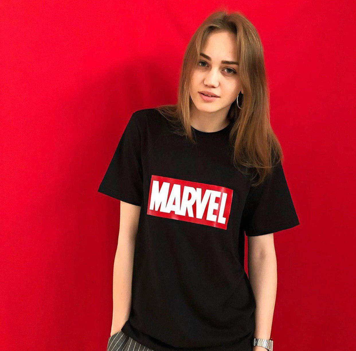 

Черная женская футболка MARVEL, Белый