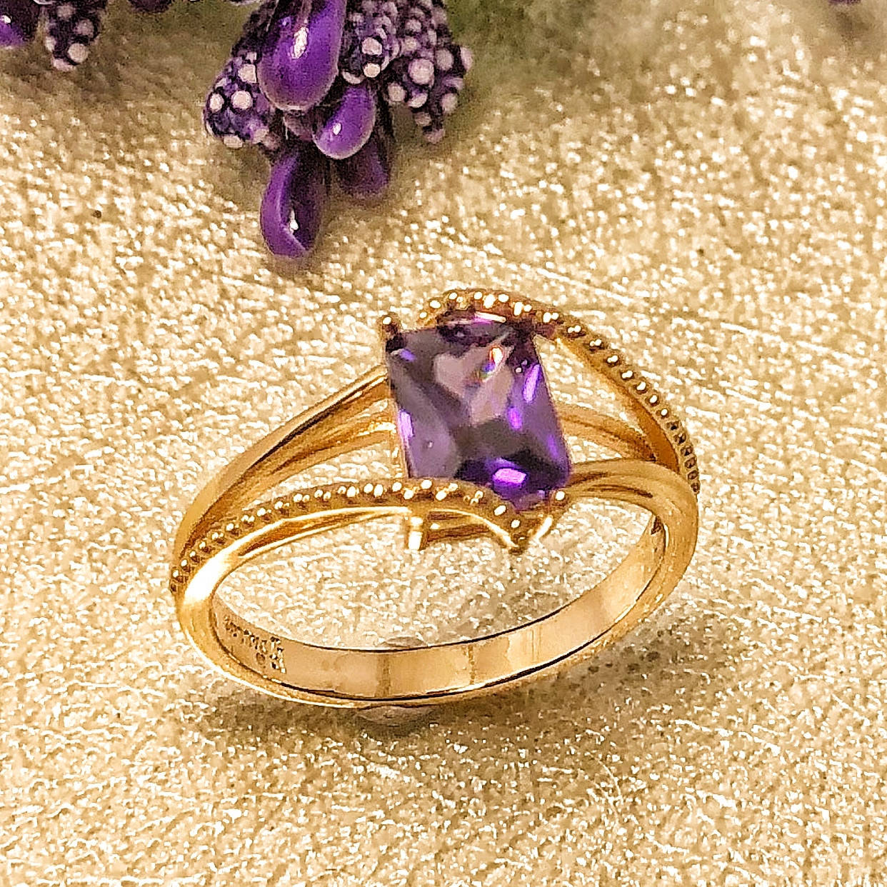 

Кольцо VR 1559, Фиолетовые фианиты, Размер кольца 19, позолота РО