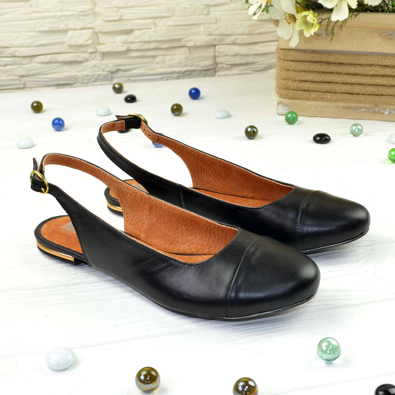 

Женские кожаные босоножки с закрытым носком и открытой пяткой, цвет черный