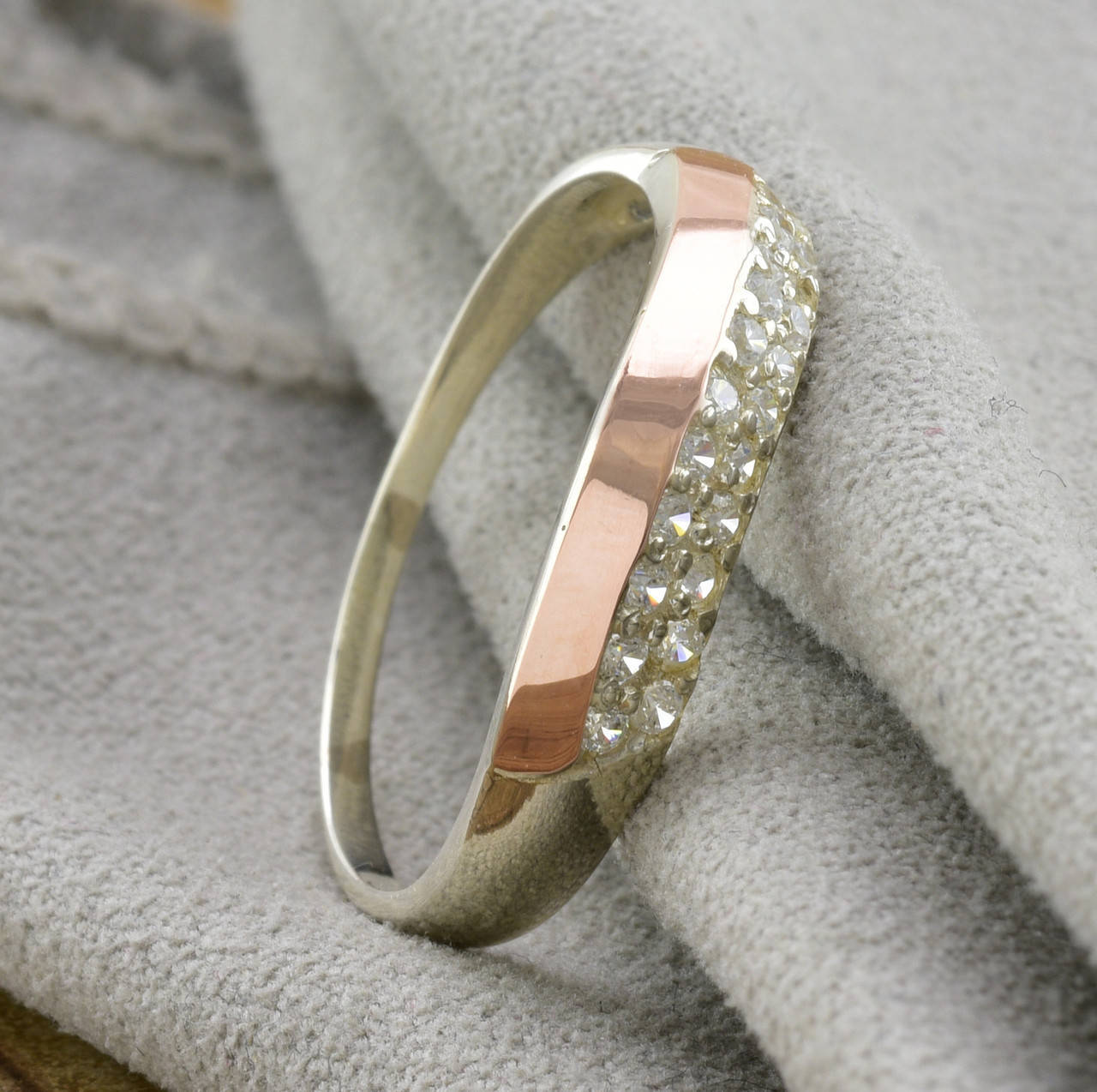 

Кольцо серебряное женское с золотом Илона вставка белые фианиты размер 20.5