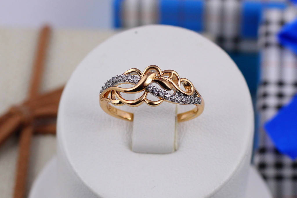 

Кольцо Xuping Jewelry резные листья с волнистой дорожкой из камней р 16 золотистое