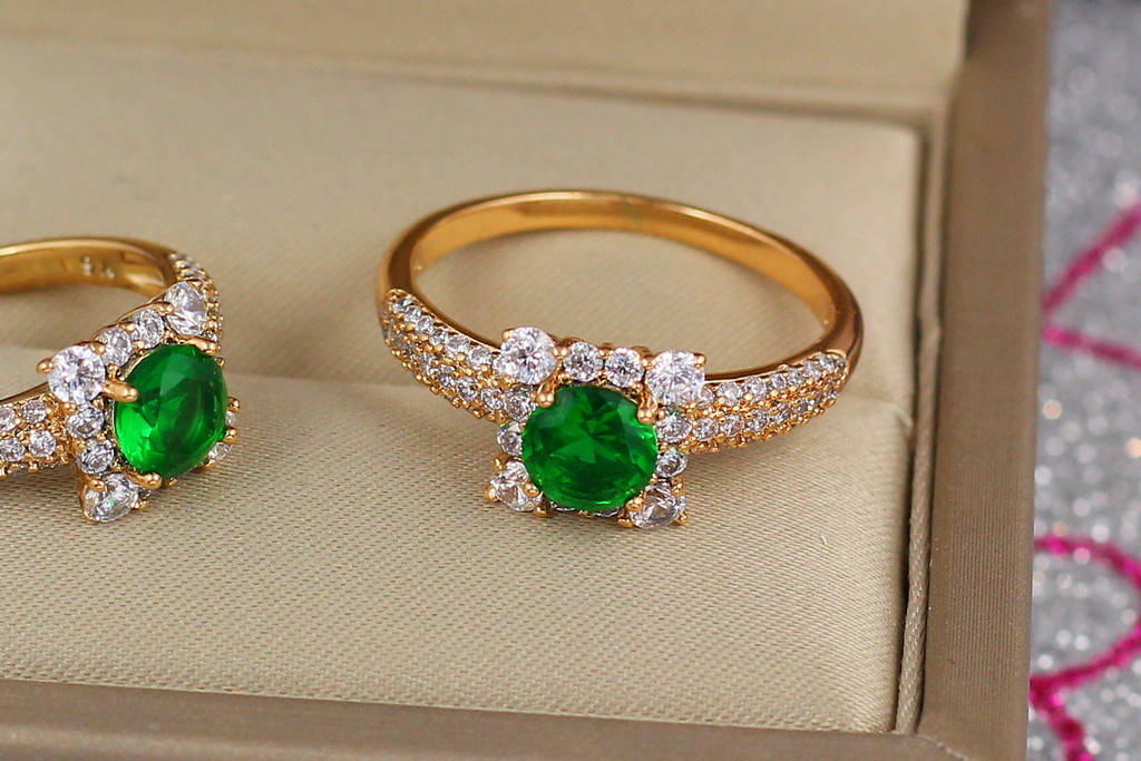 

Кольцо Xuping Jewelry с зеленым камнем в квадрате из белых камней р 18 золотистое