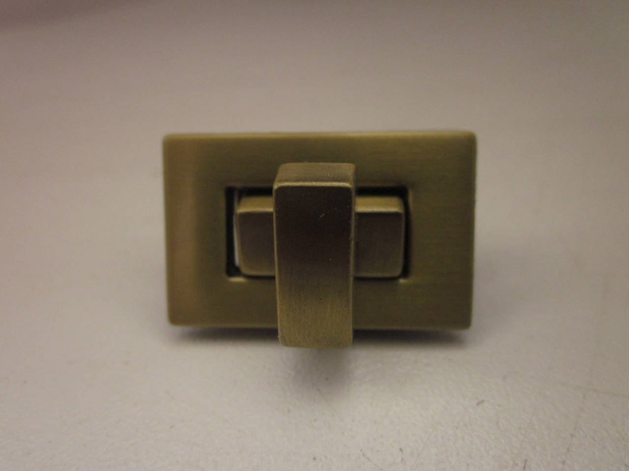 

Замок поворотный, для барсетки, кошелька 27 х17 мм антик