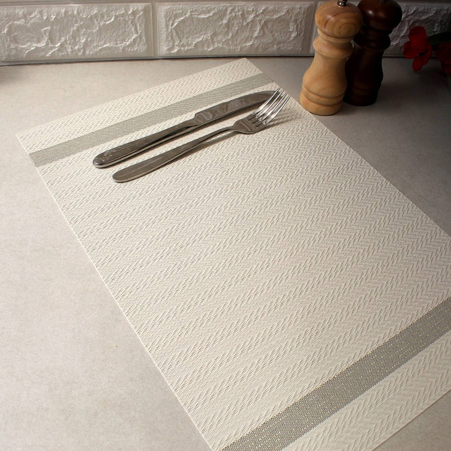 

Светло-серая банкетная сервировочная салфетка под тарелку с люрексом 30х45см