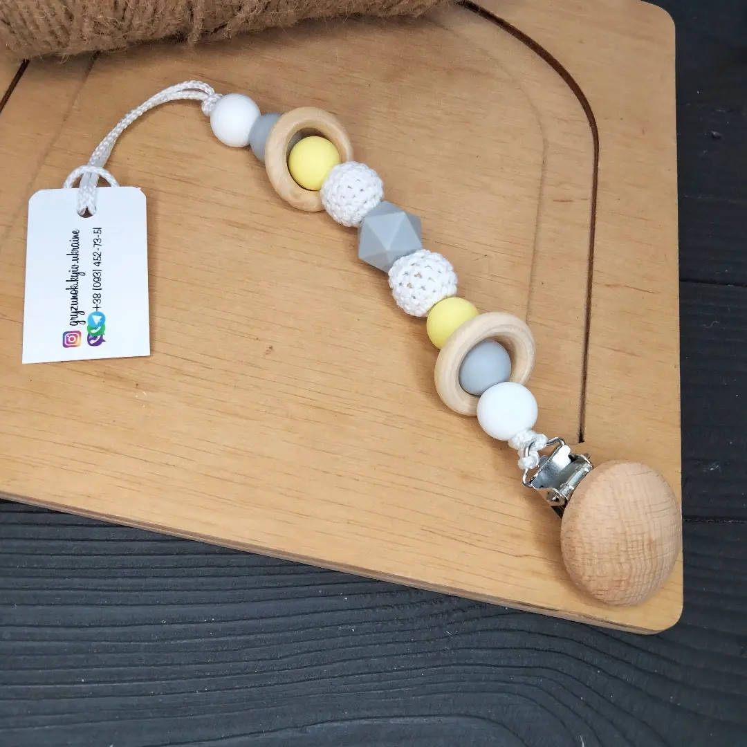 

Держатель для пустышки/соски с пищевого силикона / Деревянная клипса и кольца ЦВЕТ ЛЮБОЙ, Разные цвета