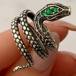 

Серебряное кольцо с фианитами (цвет зеленый) и чернением в форме змеи (18,5 размер) СВ-055