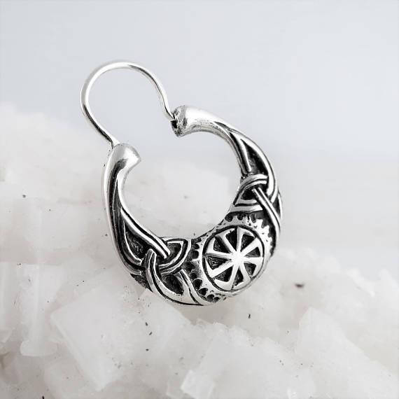 

Серьга серебряная мужская Коловрат