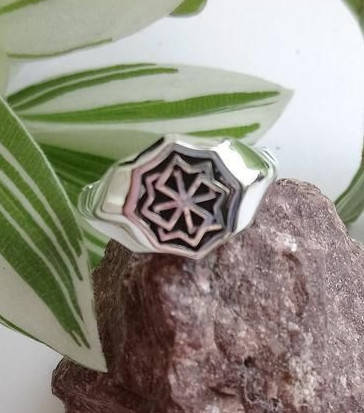 

Кольцо серебряное с чернением Клеверник оберег