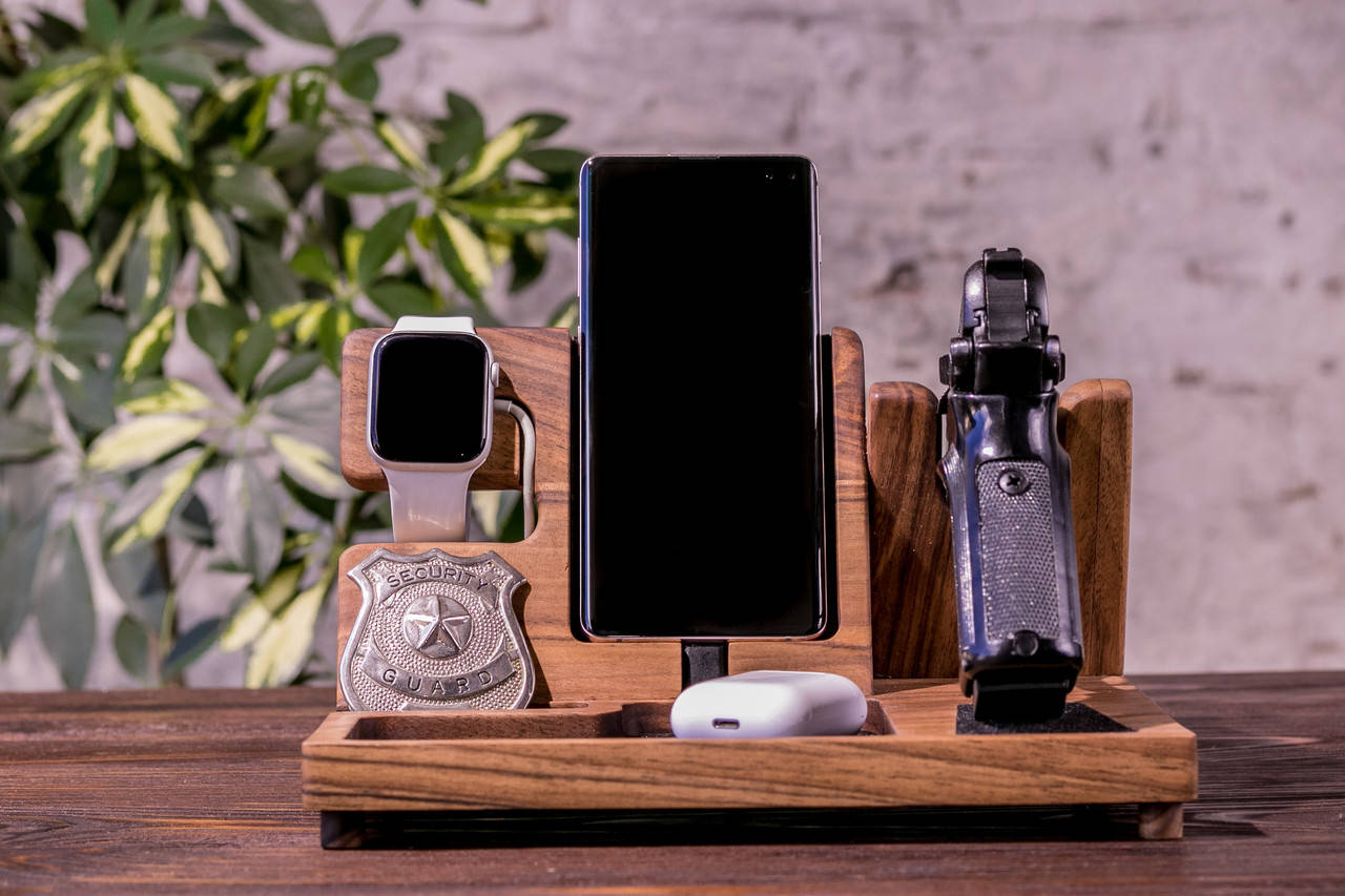 

Подставка-органайзер для телефона iPhone пистолета часов iWatch из дерева орех на подарок Капитану полиции, Коричневый