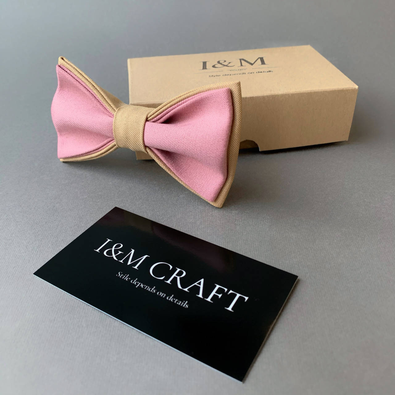 

Галстук-бабочка I&M Craft двухцветный розовый с золотым (010351)