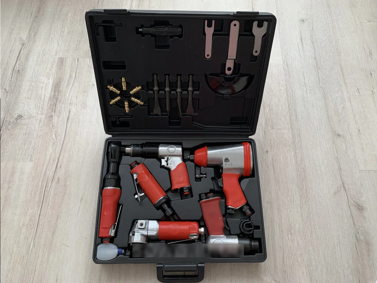 

Набор пневмоинструментов для компрессора LEX LXATK24 ( 24 ед. в кейсе )