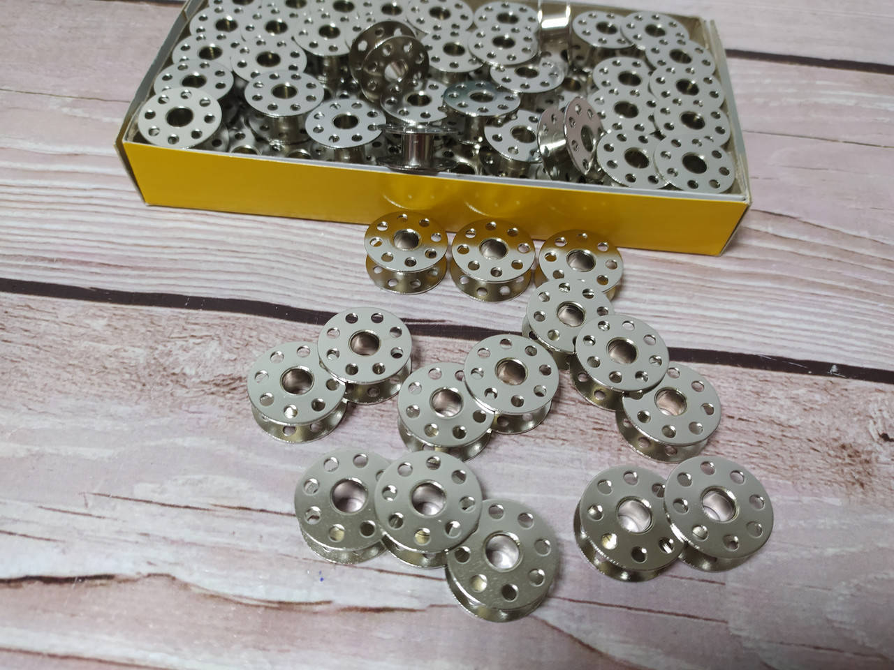 

Шпулька металическая для промышленных машин.