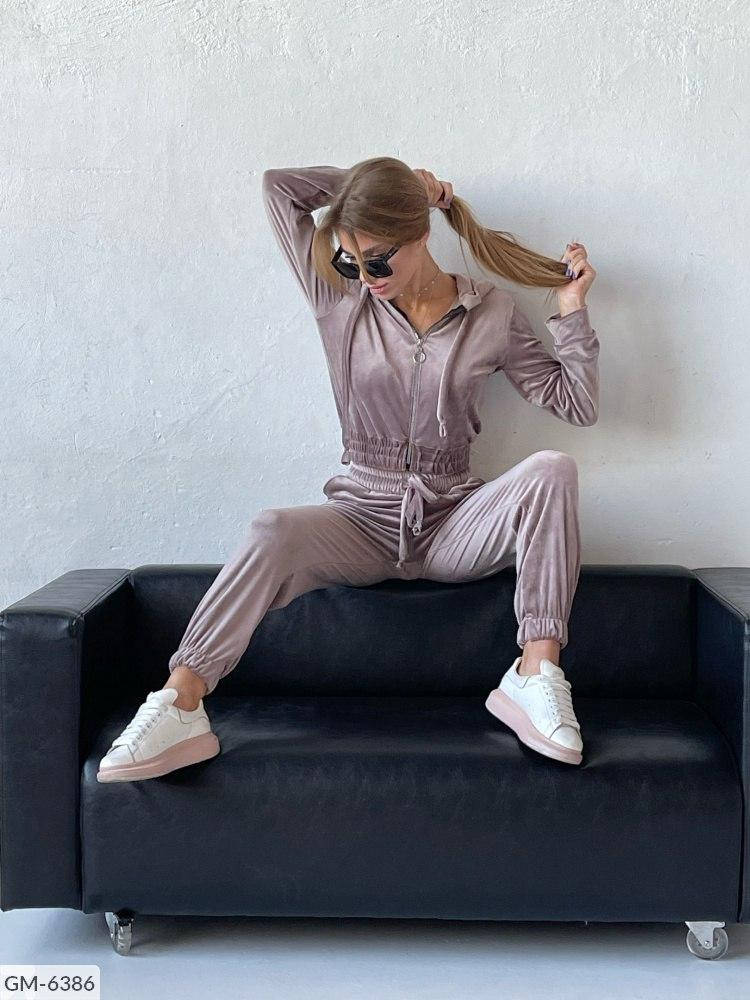 

Спортивный велюровый женский костюм с укороченной кофтой и штанами