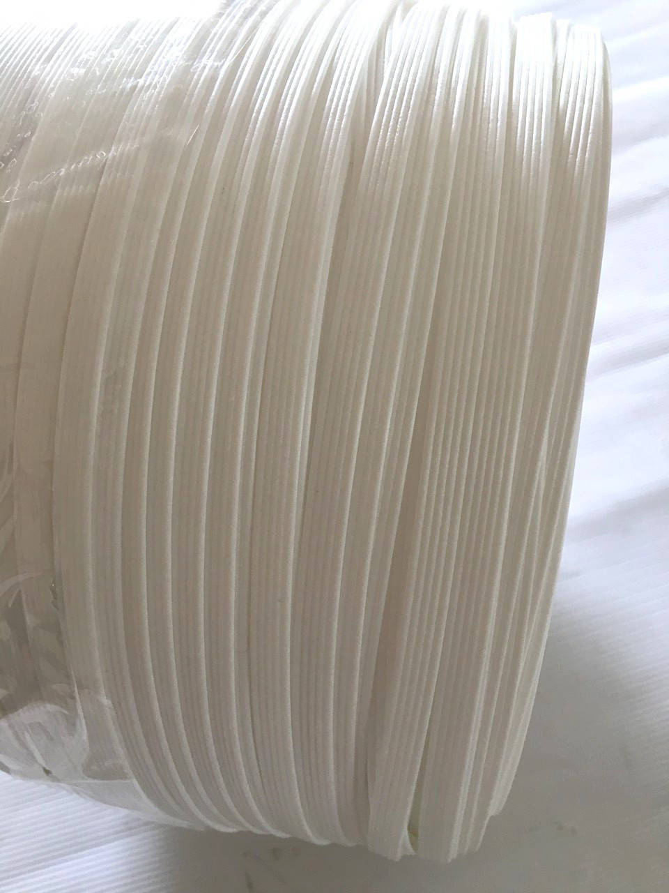 

Искуственый ротанг, техноротанг АУРА "полоска" 8мм белый бухта 5 кг