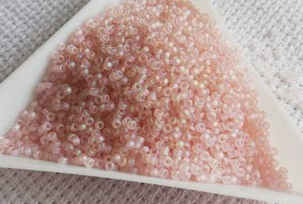 

Мiyuki 15/0 круглий 0155FR Matted Transp Pale Pink AB (5 г.)