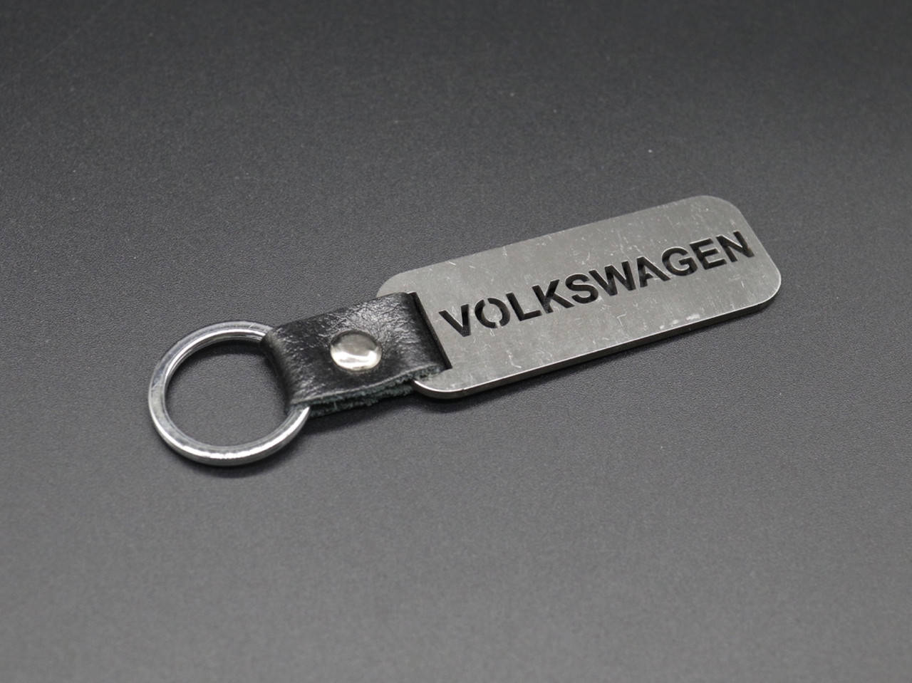 

Брелок металлический. VOLKSWAGEN. 10х2,5см, Коричневый