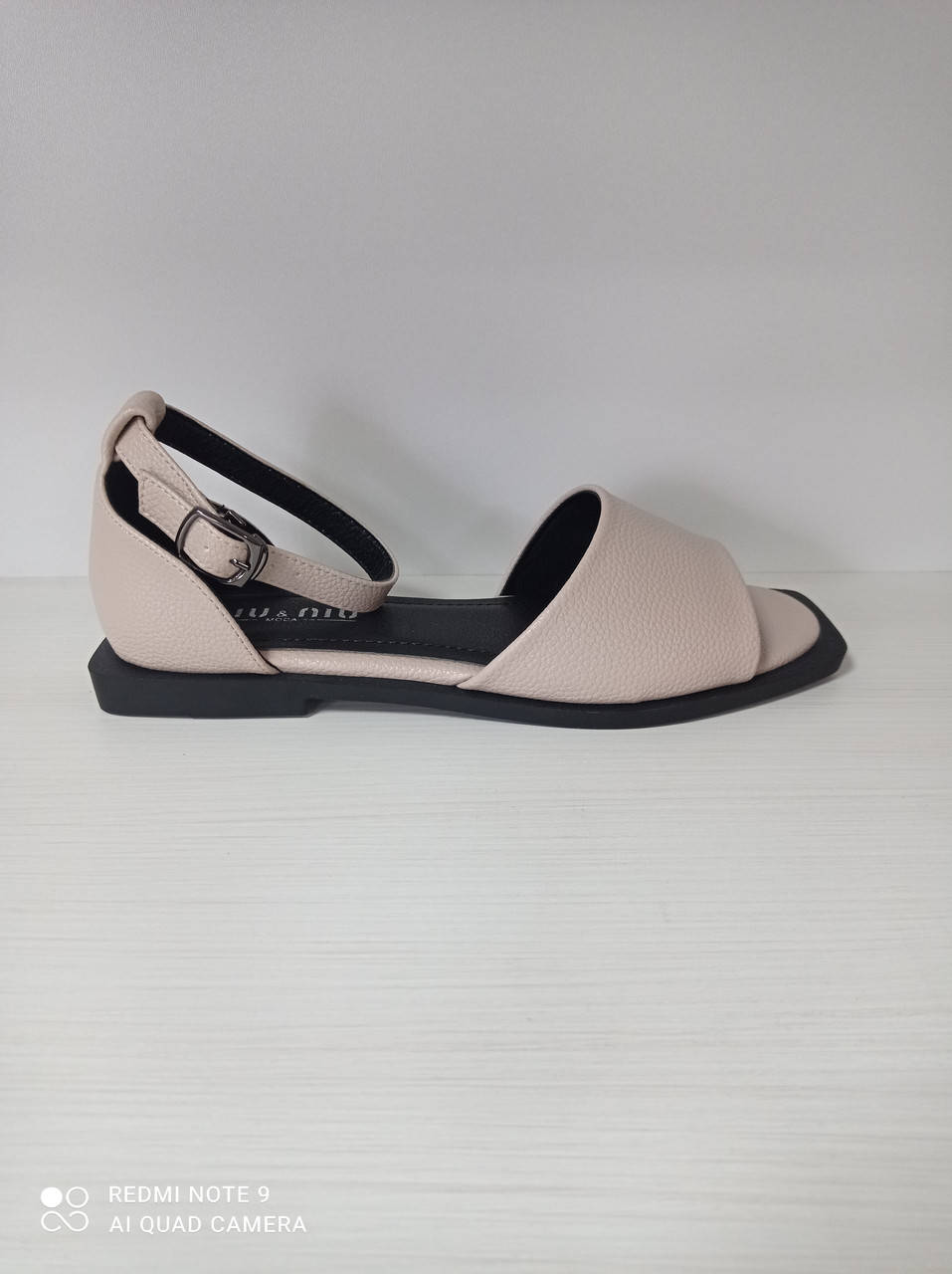 

Босоножки молодежные на низком ходу