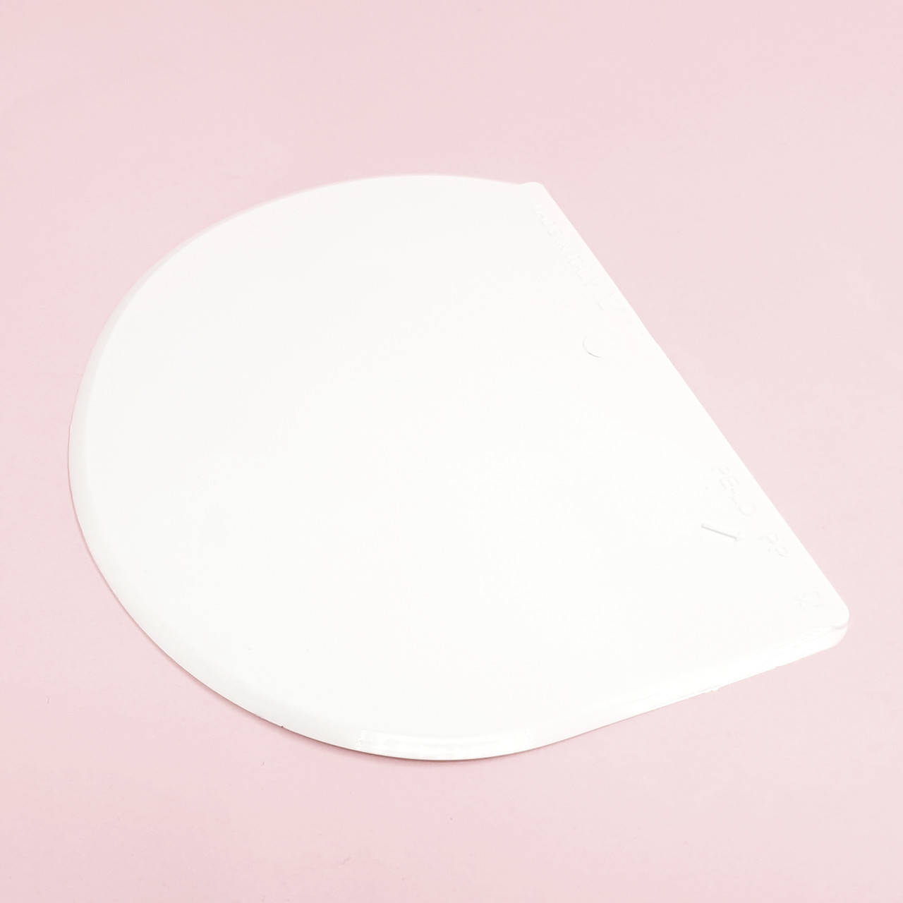 

Скребок-шпатель полукруглый Martellato (жесткий) 11.5х15 см