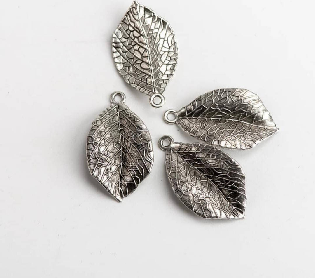 

Листья для украшений, листочки металл цвет серебро 35*20 мм./ 1 шт., Серебристий