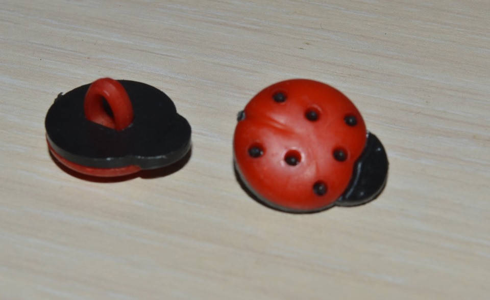 

Пуговица божья коровка