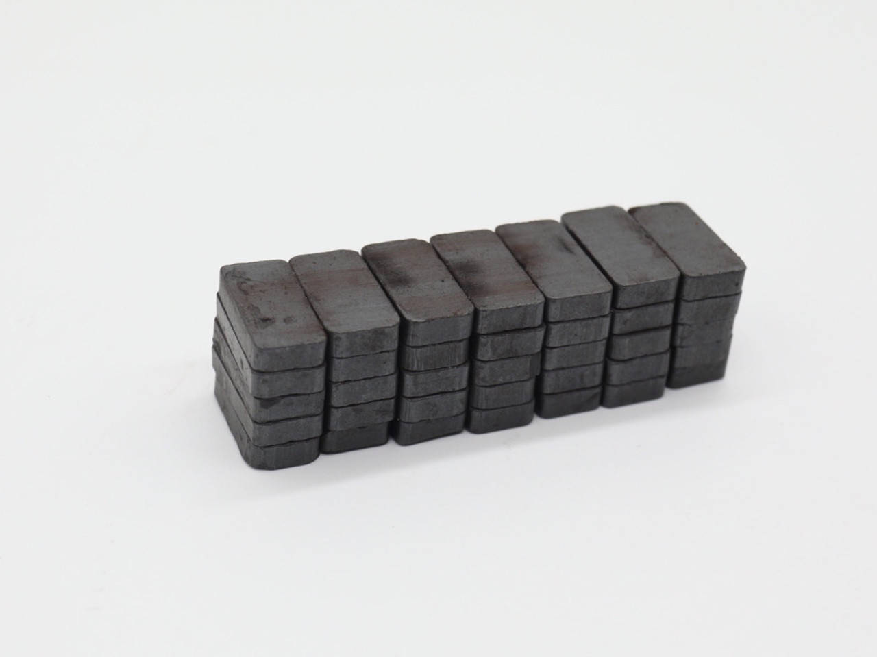 

Ферритовые магниты. 20х10х4мм., Черный