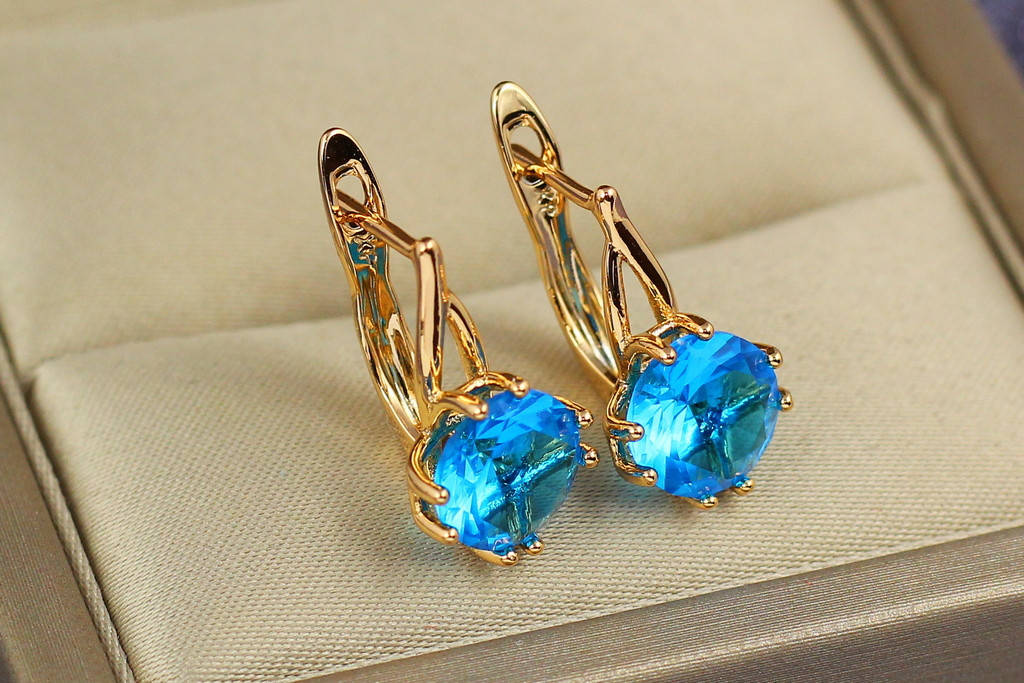 

Серьги Xuping Jewelry с голубыми камнями верхушка треугольник 1,6 см золотистые