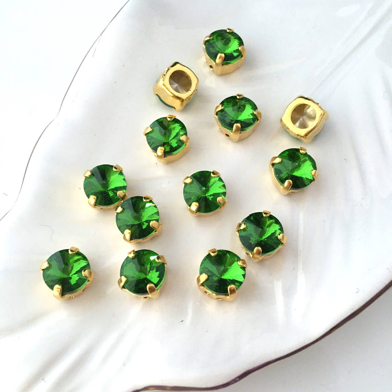 

Кристалл в оправе. Риволи 8 мм. Зеленый. Цвет оправы: золото. Цена за 1 шт.