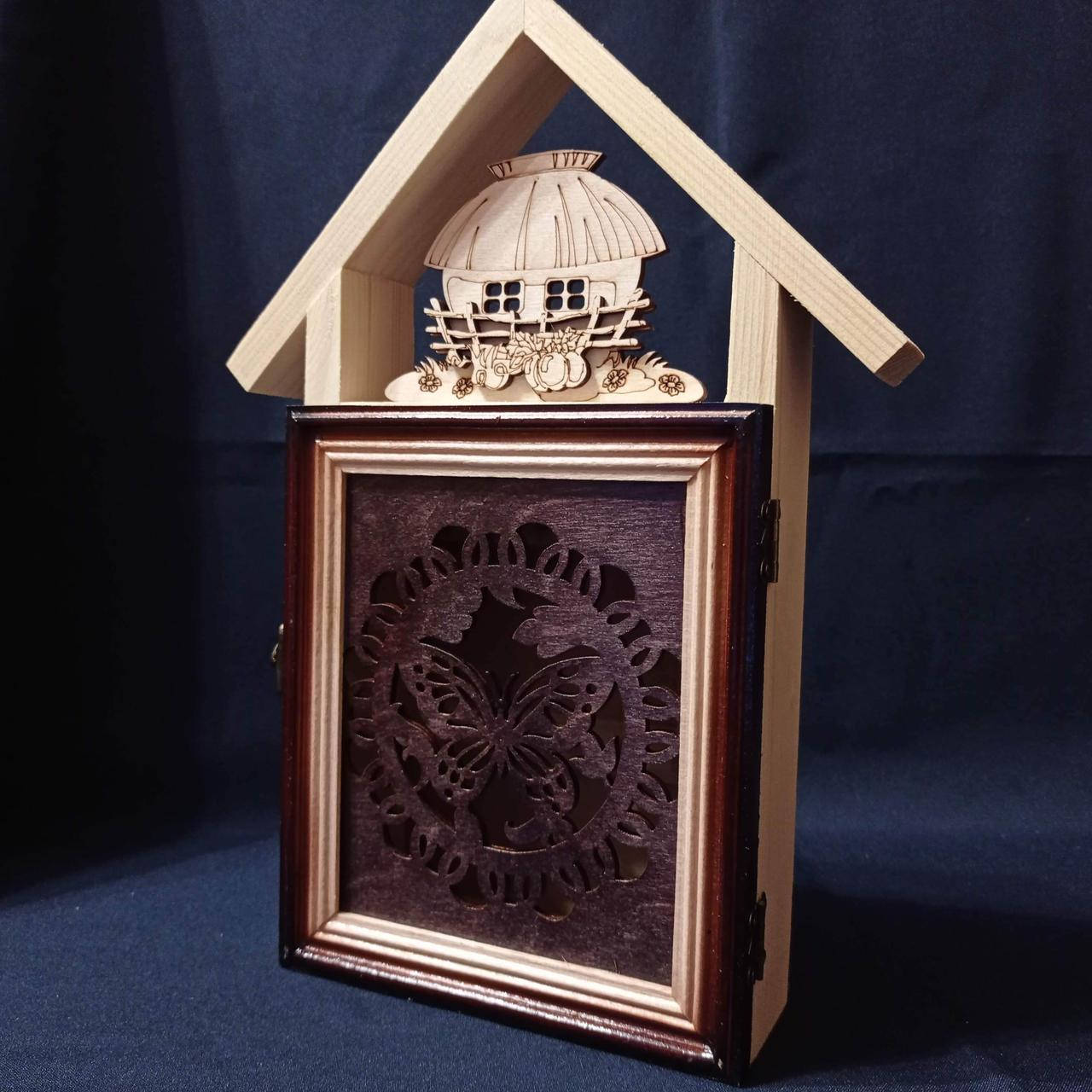 

Ключница настенная из дерева на 5 ключей