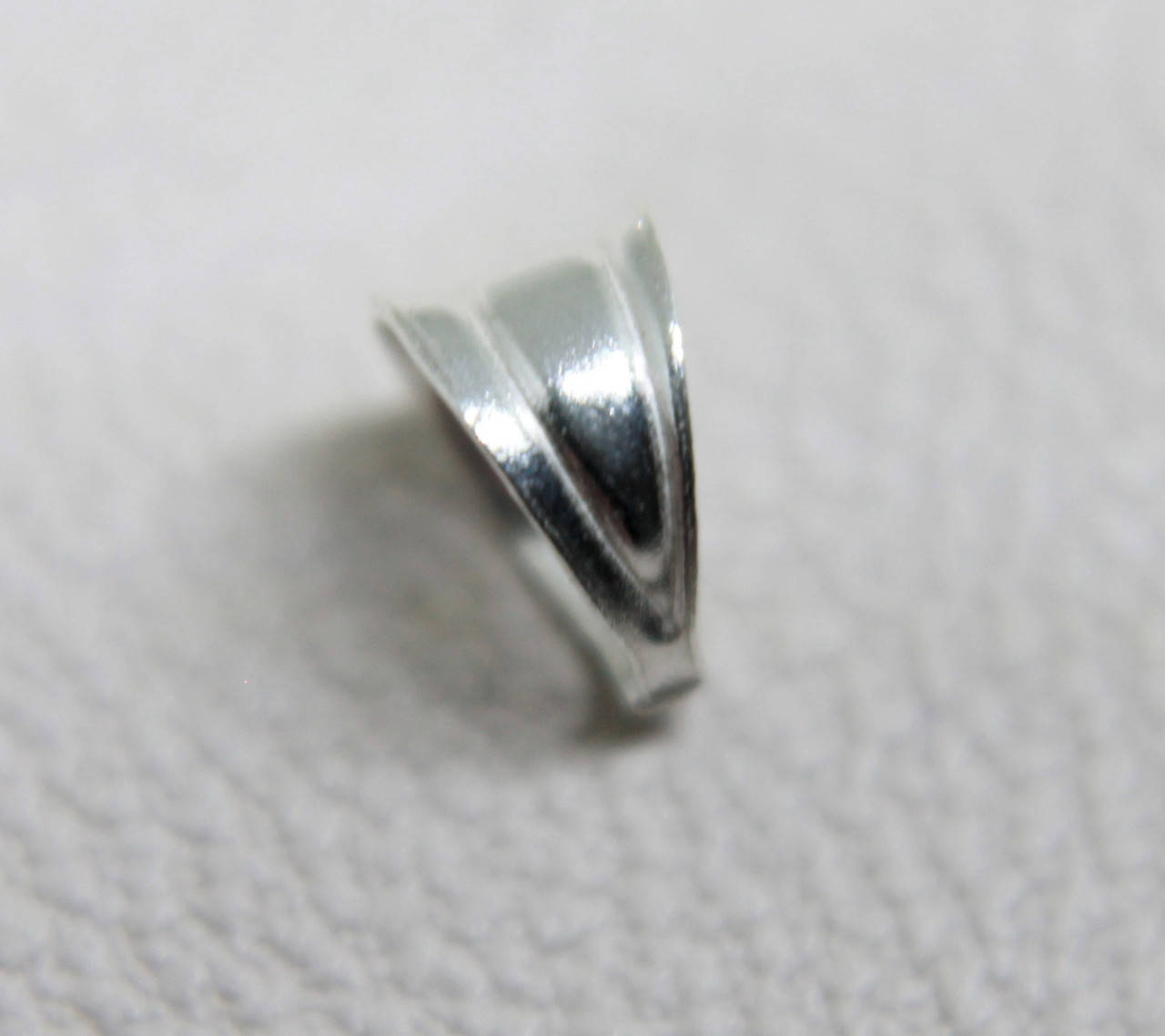 

Ушко для кулона серебряное 6,1х3,5 mm 0,11 г