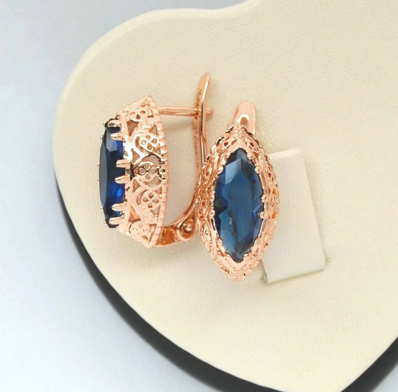 

Резные серьги с синими цирконами маркиза позолота 18к.