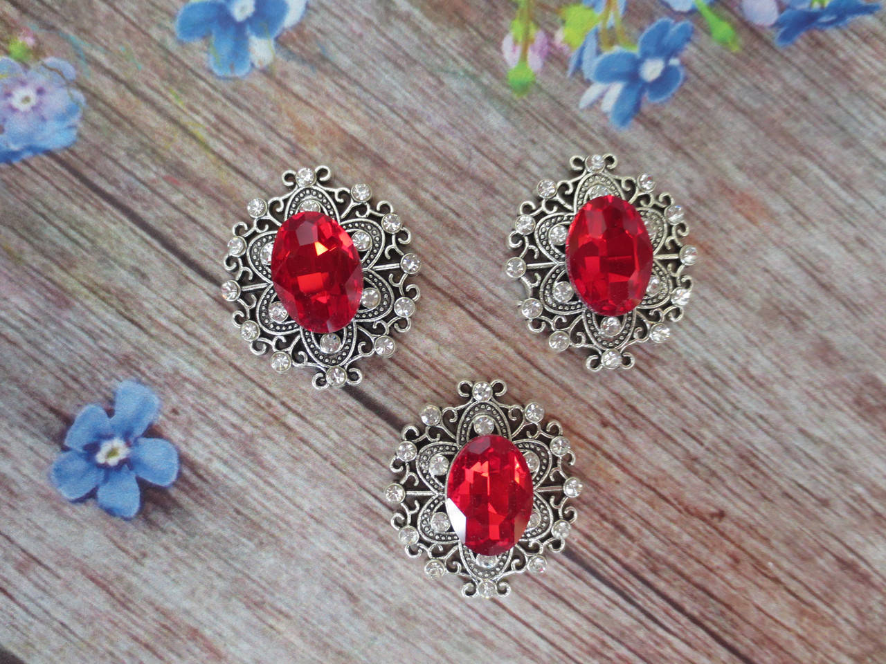 

Металлический клеевой декор, 27х24 мм, цвет оправы СЕРЕБРО, цвет камня КРАСНЫЙ, 1 шт