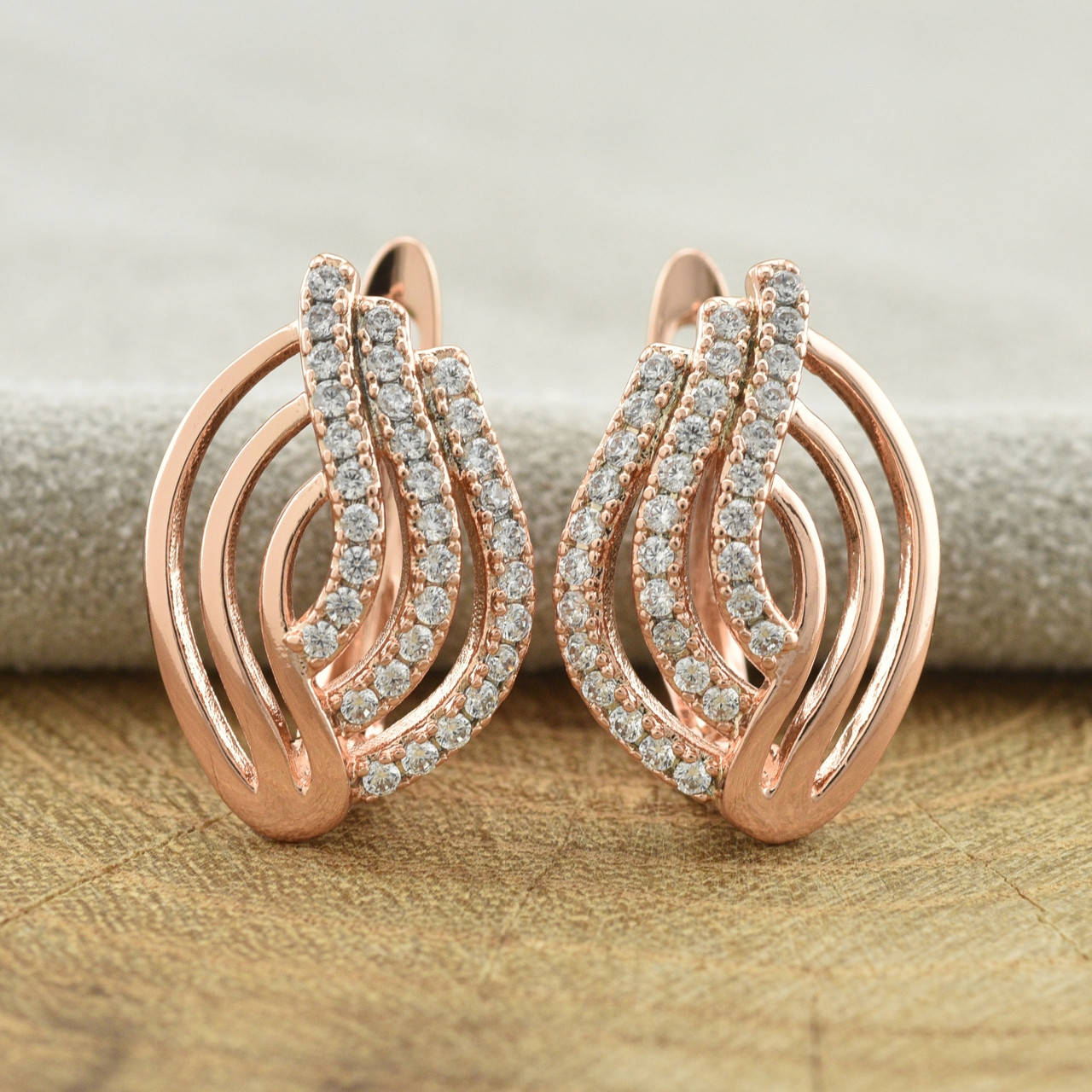 

Серьги Xuping 31870 размер 17х11 мм белые фианиты вес 2.7 г позолота РО