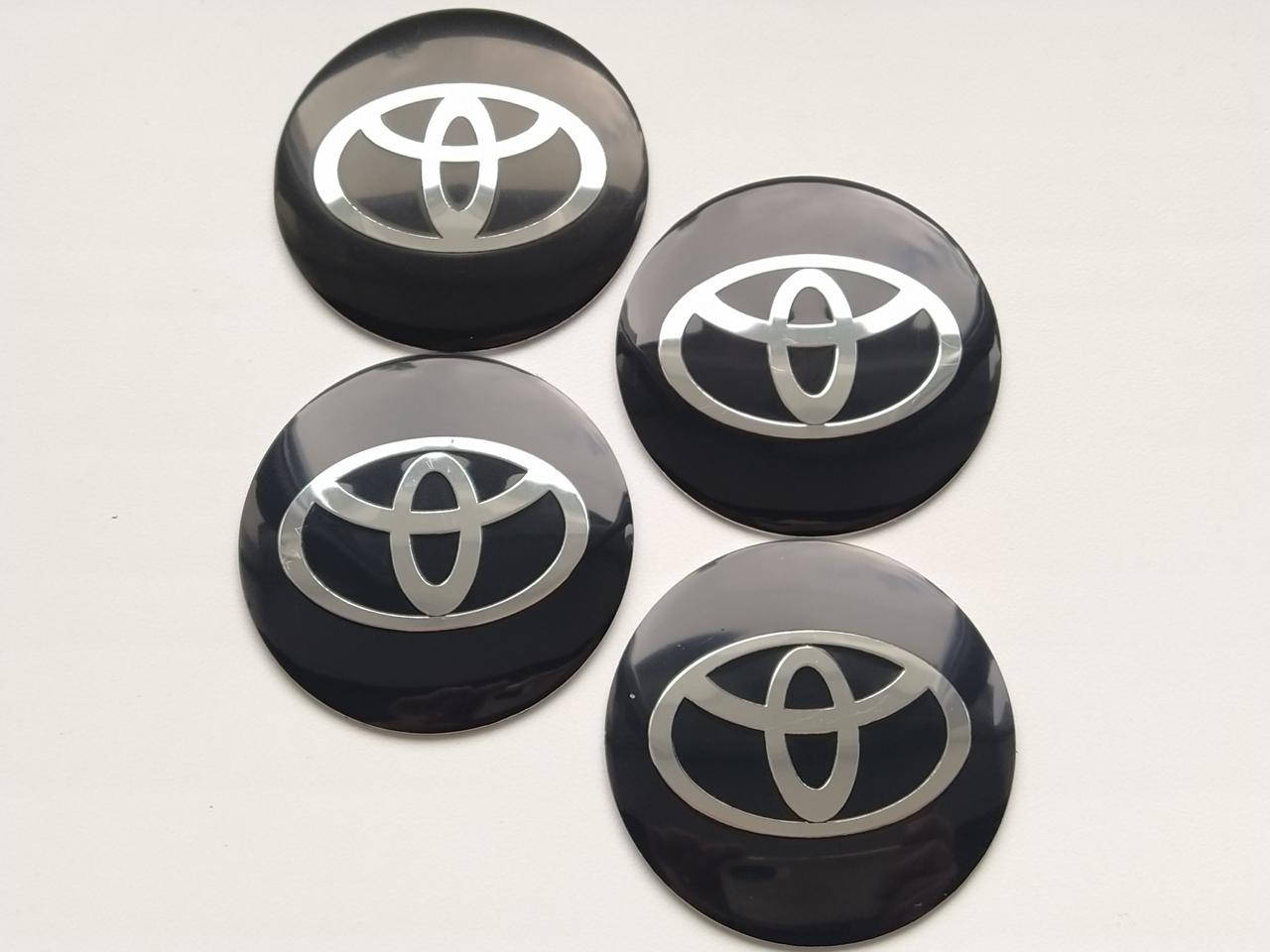 

Наклейка на колпачок/заглушку Toyota 56 мм. Черные Комплект/4шт., Черный
