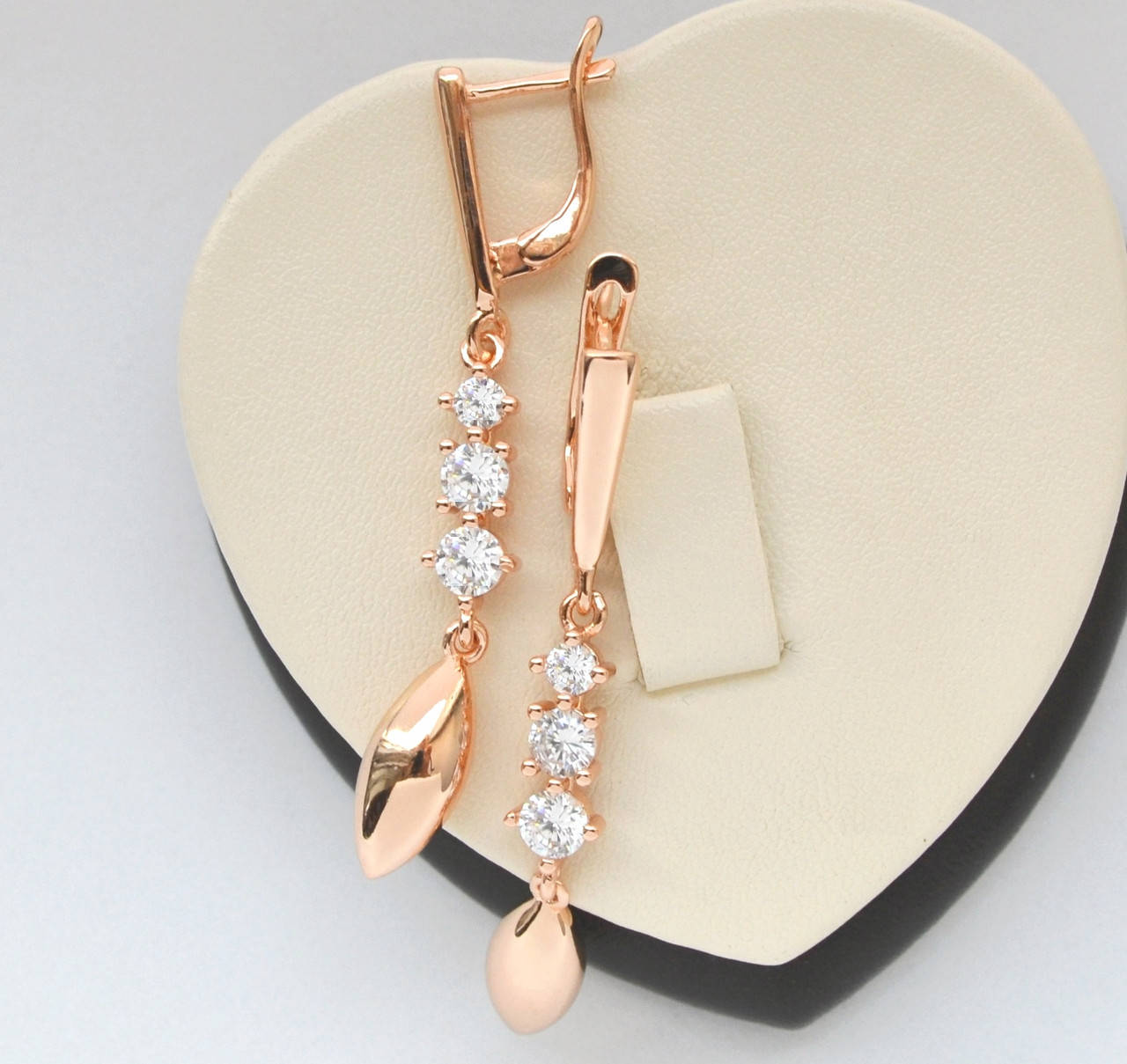 

Серьги с подвесками и белыми кристаллами покрытие розовым золотом 18к.