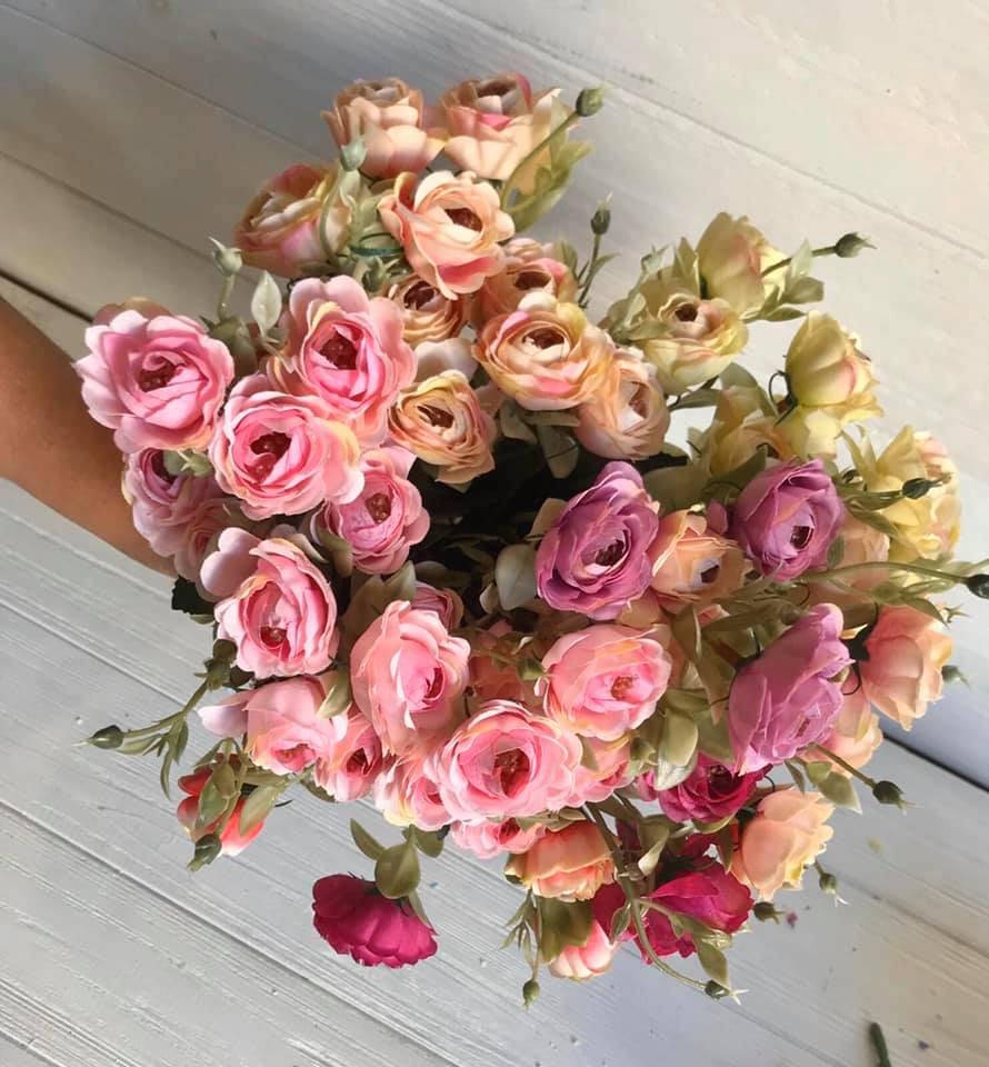 

Букет из красивых небольшых розочек желто-розовый