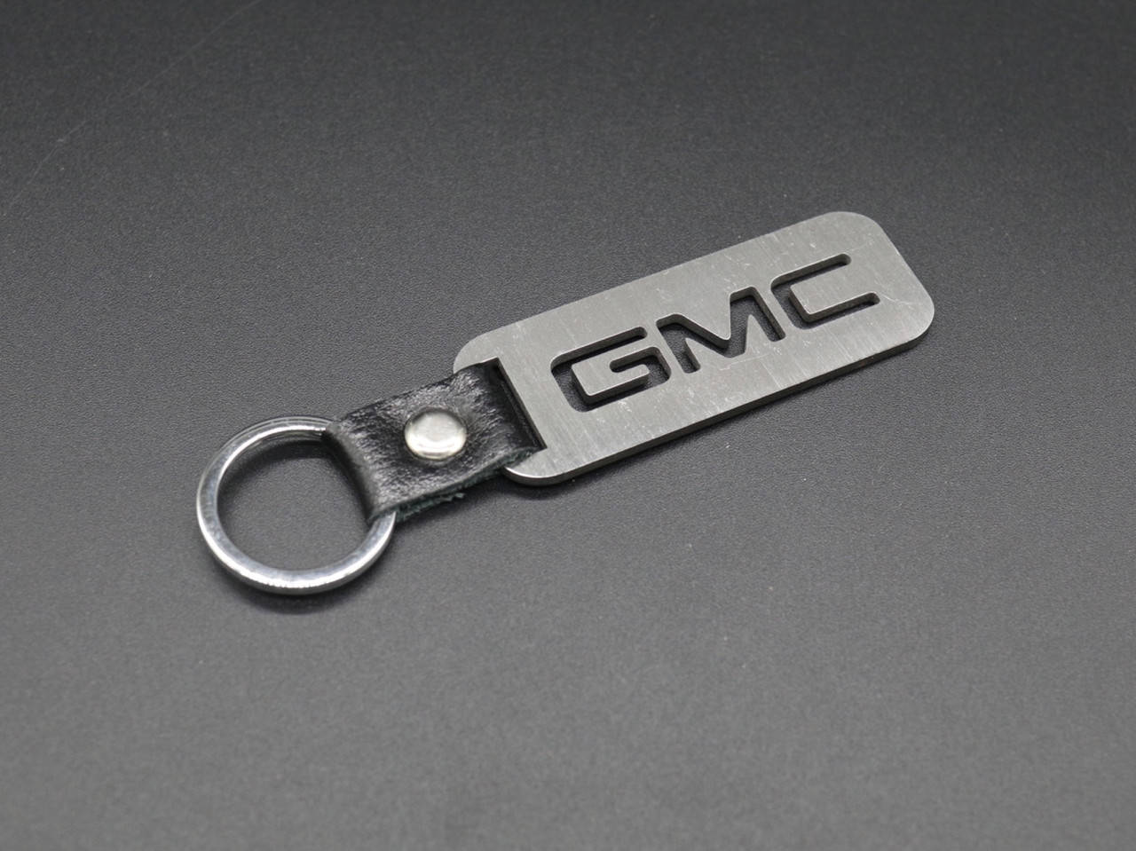 

Брелок металлический. GMC. 10х2,5см, Коричневый