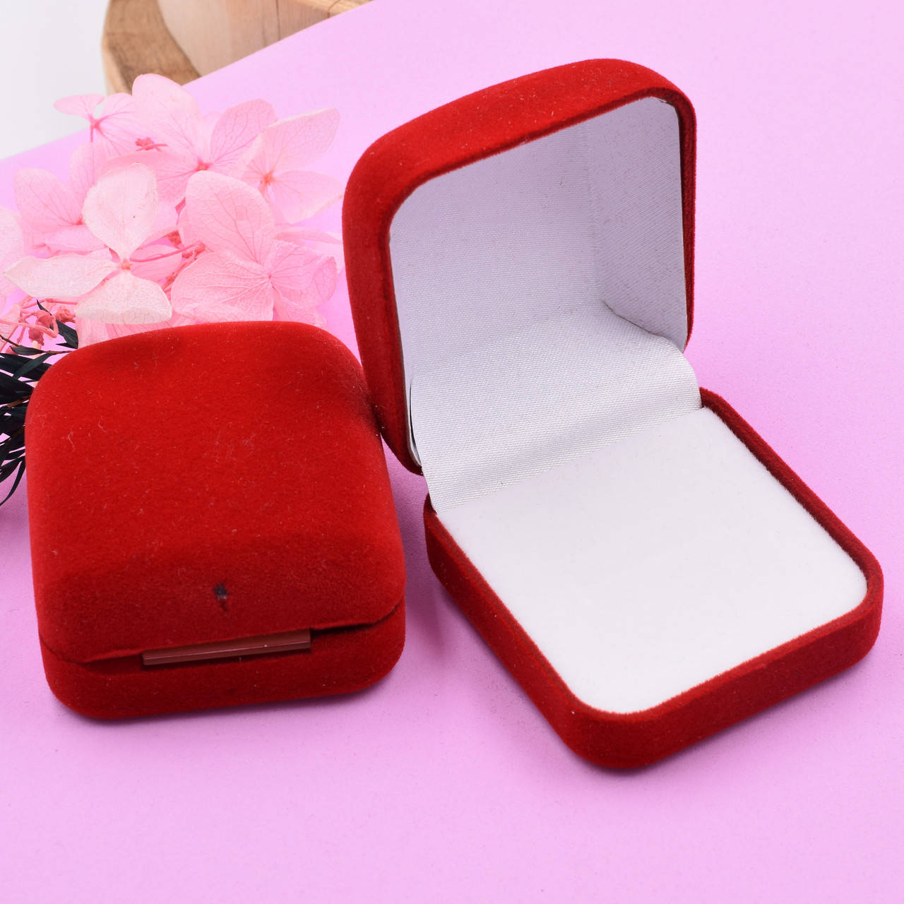 

Футляр для кольца серег красный бархат 741159 размер 5х5 см