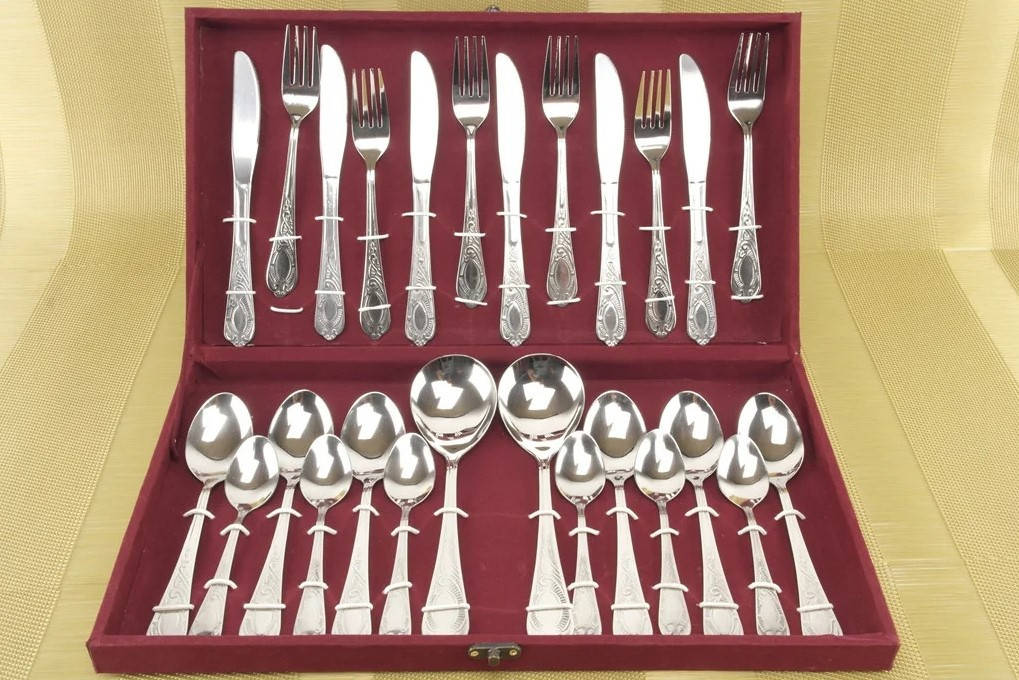 

Набор ложек и вилок в чемодане 26 предметов 0211