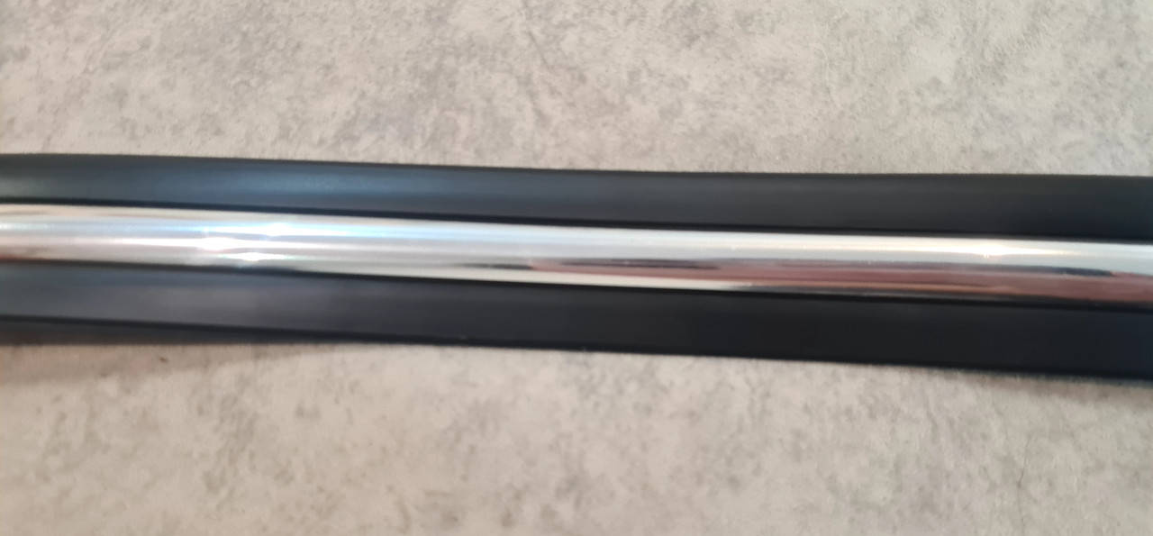 

Декоративные Молдинги - Лента, 35 мм черный с Хром полосой. Для автомобиля