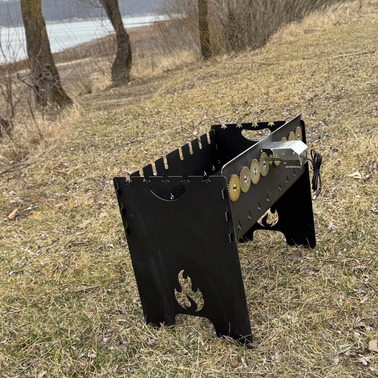 Мангал розбірний низький з автоматичною шашличницею на 6 шампурів